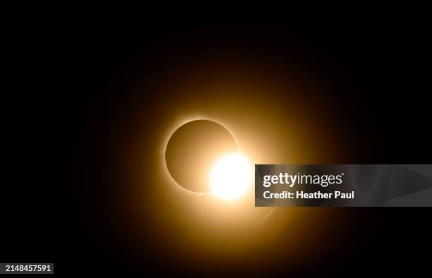 diamond ring effect during a solar eclipse - eclipse stock pictures, royalty-free photos & images