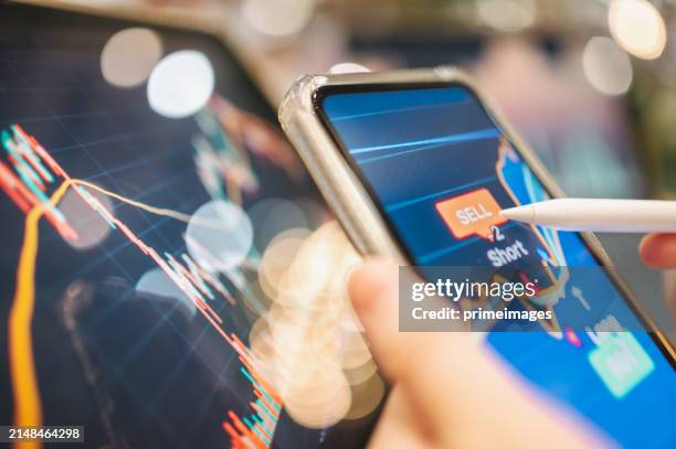 consulente finanziario close-up che utilizza la piattaforma digitale invest etf e bond dall'app digitale - certificato azionario foto e immagini stock