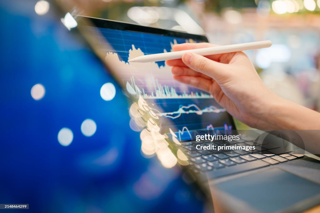 Close-up Finanzen Millennial und Gen Z nutzen digitale Plattform investieren ETF und Anleihe über digitale App