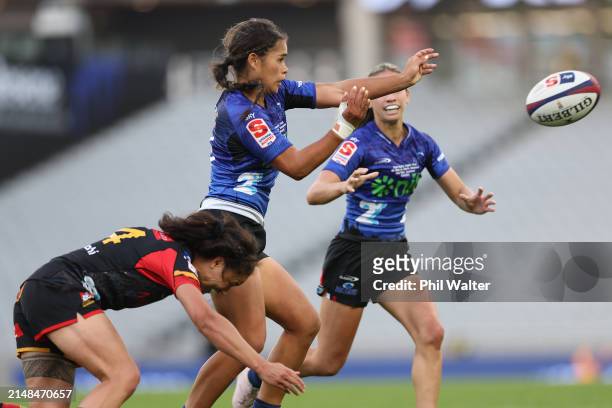 Daynah Nankivell of the Blues passes during the Super Rugby Aupiki Final between the Blues and the Chiefs Manawa at Eden Park on April 13, 2024 in...