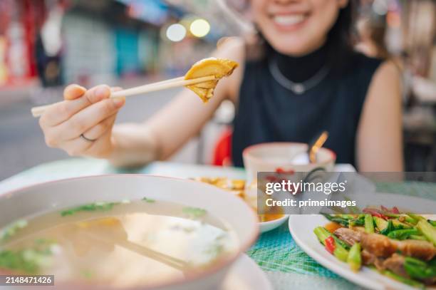 must try asian streetfood in asia - singapore night market stock pictures, royalty-free photos & images