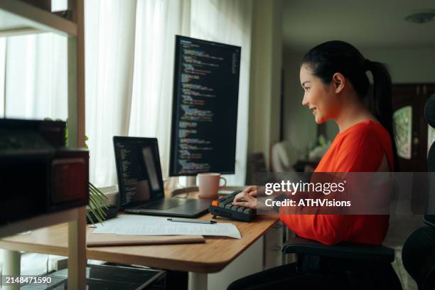 woman programmer engaged in coding at desk - python programmeertaal stockfoto's en -beelden