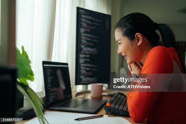 asiatischer programmierer, der in der häuslichen umgebung arbeitet - mitarbeiterbindung stock-fotos und bilder
