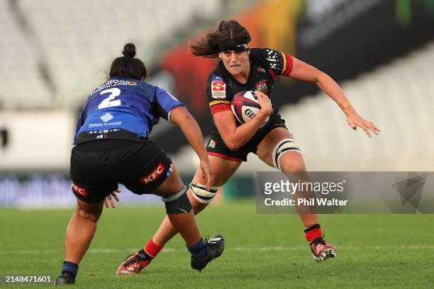 Chelsea Bremner of the Chiefs Manawa makes a break during the Super Rugby Aupiki Final between the Blues and the Chiefs Manawa at Eden Park on April...