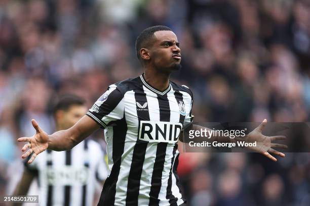 Alexander Isak of Newcastle United celebrates scoring his team's first goal during the Premier League match between Newcastle United and Tottenham...