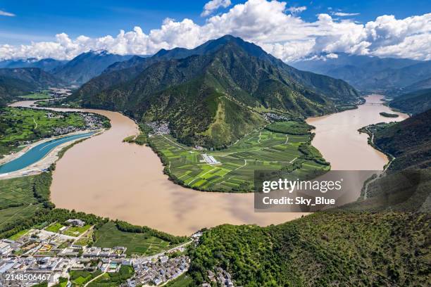 the first bend of yangtze river in yunnan - lijiang stock pictures, royalty-free photos & images