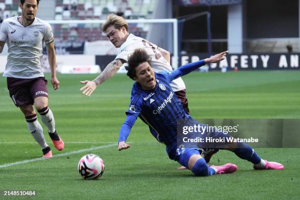 Gotoku Sakai of Vissel Kobe and Kazuki Fujimoto of FC Machida Zelvia compete for the ball during the J.LEAGUE MEIJI YASUDA J1 8th Sec. Match between...