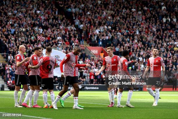 Che Adams of Southampton celebrates with his team mates after scoring to make it 2-0 during the Sky Bet Championship match between Southampton FC and...