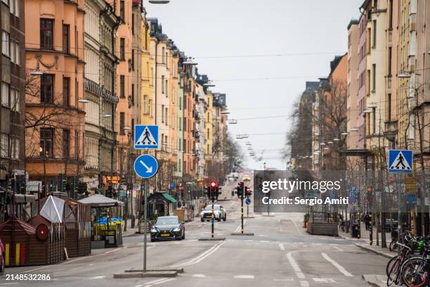 row of colourful buildings in södermalm - straßenschild stock-fotos und bilder