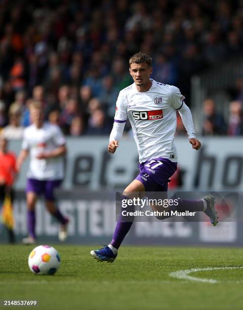 Michael Cuisance of VfL Osnabruck runs with the ball during the Second Bundesliga match between Holstein Kiel and VfL Osnabrück at Holstein-Stadion...