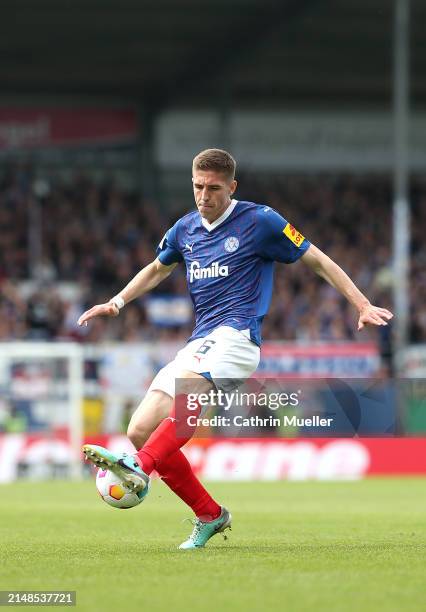 Marko Ivezic of Holstein Kiel controls the ball during the Second Bundesliga match between Holstein Kiel and VfL Osnabrück at Holstein-Stadion on...