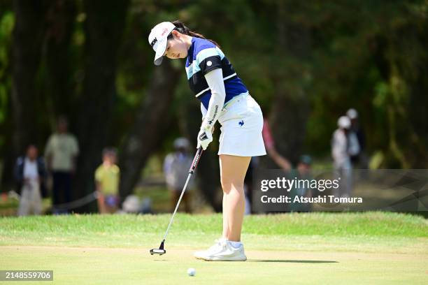 Sakura Koiwai of Japan attempts a putt on the 9th green during the final round of KKTcup VANTELIN Ladies Open at Kumamoto Kuko Country Club on April...