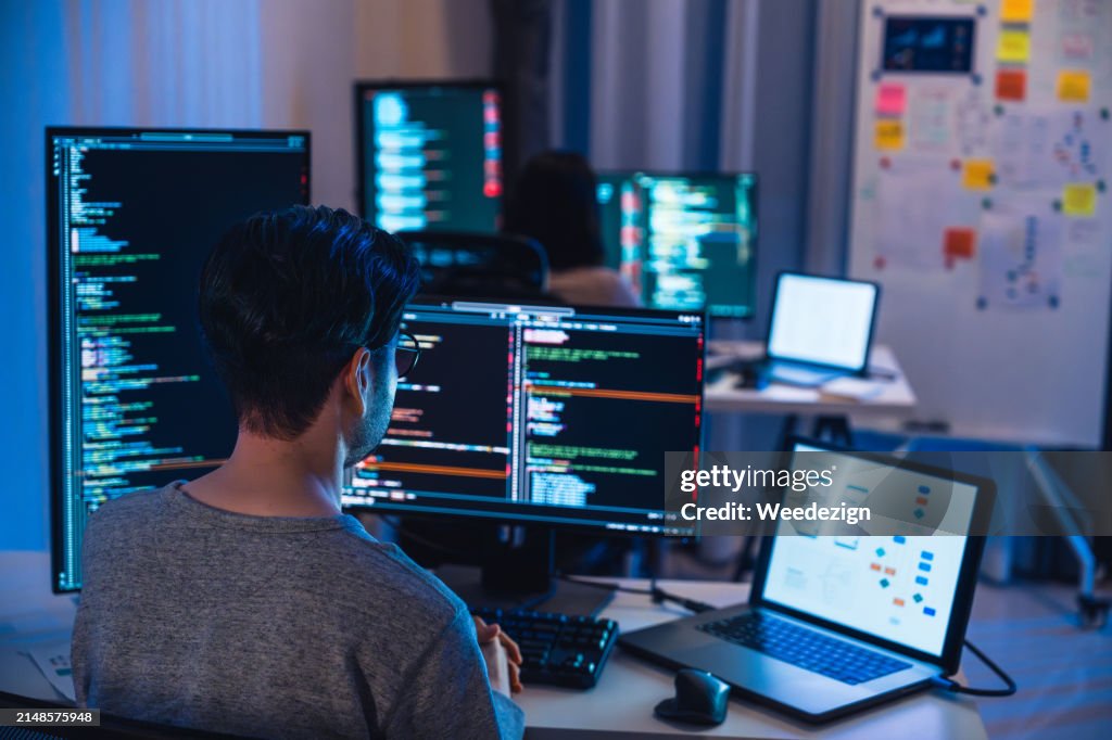 Equipe de desenvolvimento de desenvolvedores asiáticos e indianos trabalhando sobre promgram de codificação com computador de software à noite no escritório