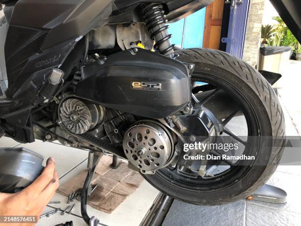 motorcycle mechanic check the condition of auto transmission system - car leaking stock pictures, royalty-free photos & images