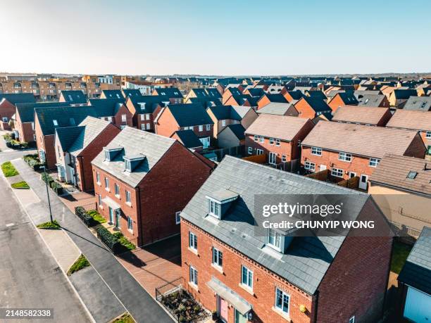 neue wohnsiedlung, häuser in england - wohnungsprobleme stock-fotos und bilder