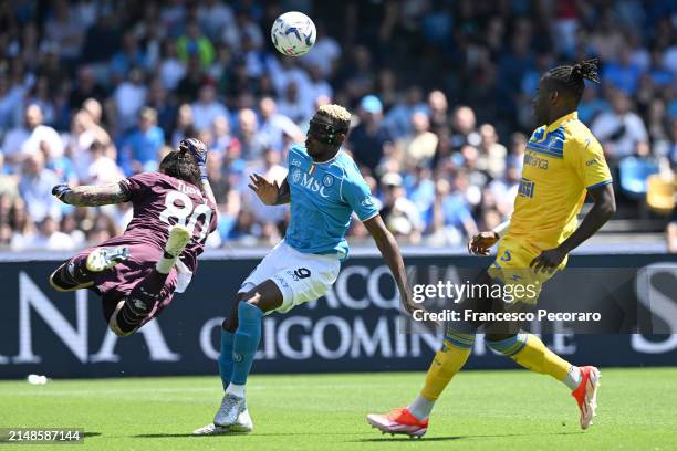 Victor Osimhen of SSC Napoli battles for possession with Stefano Turati and Caleb Okoli of Frosinone Calcio during the Serie A TIM match between SSC...