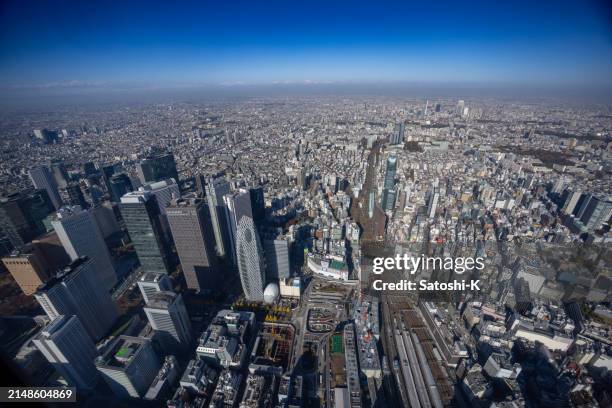 blick aus dem hubschrauber, der über die hohen gebäude von shinjuku fliegt - flugzeugperspektive stock-fotos und bilder