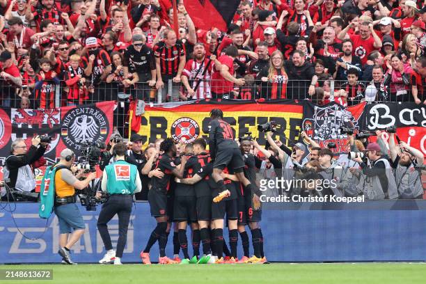 Players of Bayer Leverkusen celebrate their team's third goal scored by Florian Wirtz of Bayer Leverkusen during the Bundesliga match between Bayer...