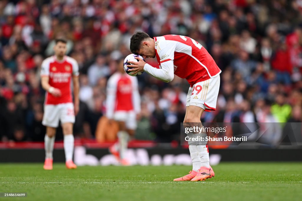 Arsenal FC v Aston Villa - Premier League