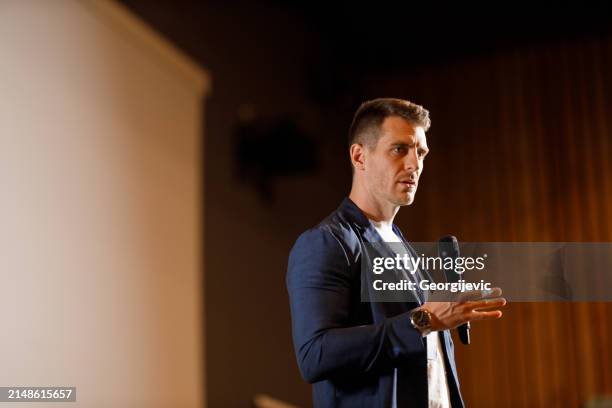 business conference speaker - palestrante imagens e fotografias de stock