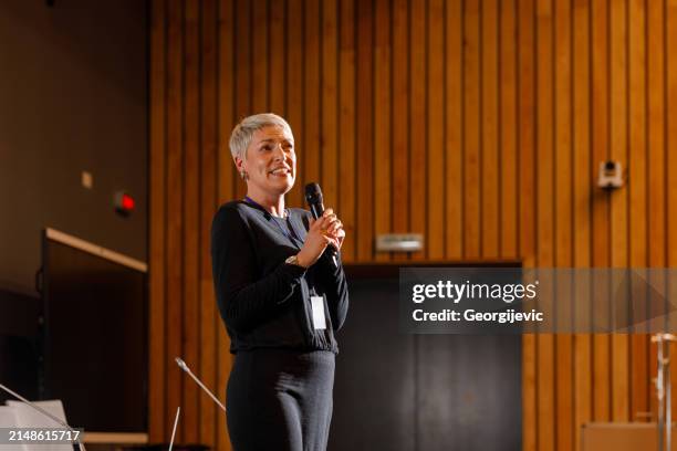 business conference speaker - palestrante imagens e fotografias de stock