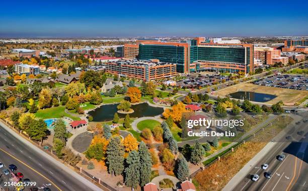 university of colorado krankenhaus antenne mit park in aurora - denver stock-fotos und bilder