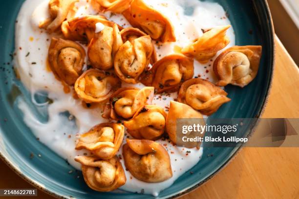 albóndigas de manti, ravioles turcos en un plato. - ravioli fotografías e imágenes de stock