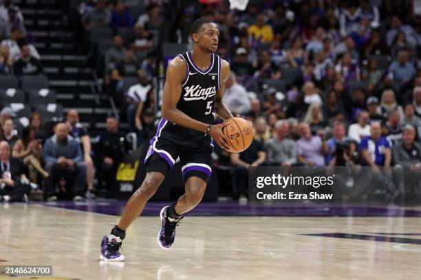 De'Aaron Fox of the Sacramento Kings dribbles the ball against the LA Clippers at Golden 1 Center on April 02, 2024 in Sacramento, California. NOTE...