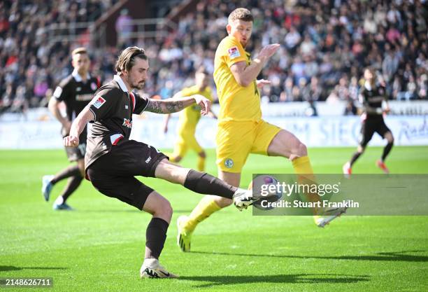 Connor Metcalfe of St.Pauli is challenged by Florian Le Joncour of Elversberg during the Second Bundesliga match between FC St. Pauli and SV...