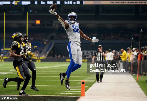 Hakeem Butler of the St. Louis Battlehawks scores a touchdown against the San Antonio Brahmas during the first quarter in the game at Alamodome on...