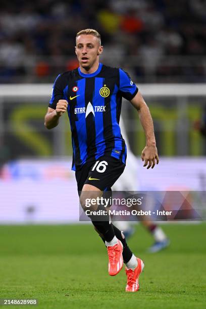 Davide Frattesi of FC Internazionale in action during the Serie A TIM match between FC Internazionale and Cagliari at Stadio Giuseppe Meazza on April...