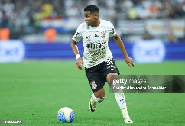 Wesley of Corinthians controls the ball during a match between Corinthians and Atletico MG as part of Brasileirao Series A at Neo Quimica Arena on...