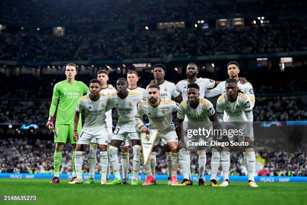 Players of Real Madrid line up for a photo prior to kick off the UEFA Champions League quarter-final first leg match between Real Madrid CF and...
