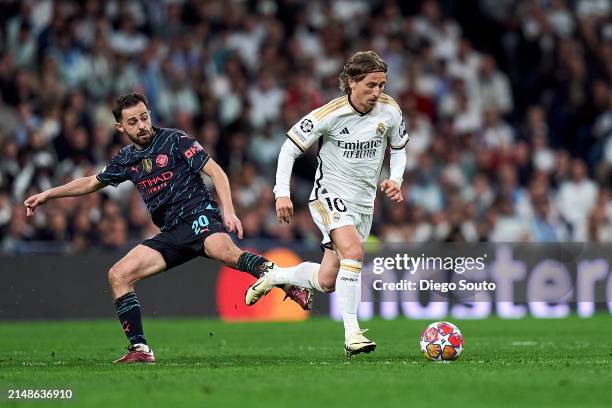 Luka Modric of Real Madrid battle for the ball with Bernardo Silva of Manchester City during the UEFA Champions League quarter-final first leg match...