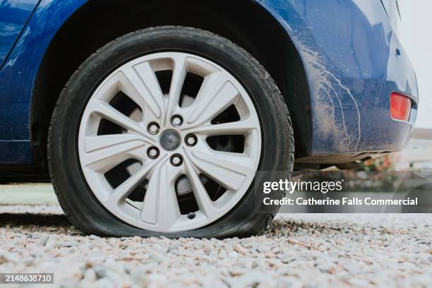 close-up of a car's flat tire - pneu furado imagens e fotografias de stock