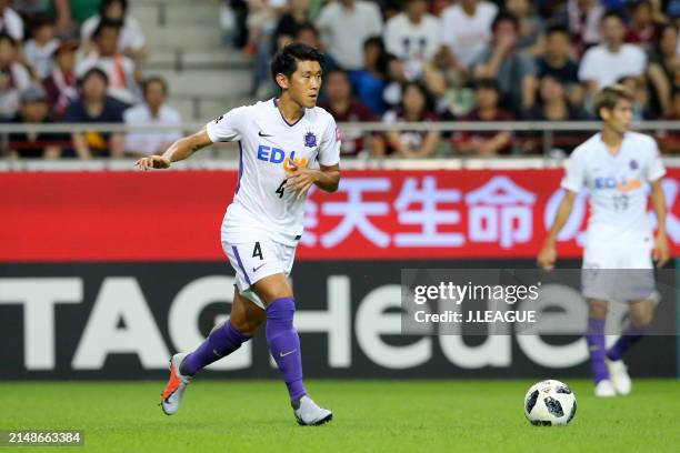 Hiroki Mizumoto of Sanfrecce Hiroshima in action during the J.League J1 match between Vissel Kobe and Sanfrecce Hiroshima at Noevir Stadium Kobe on...