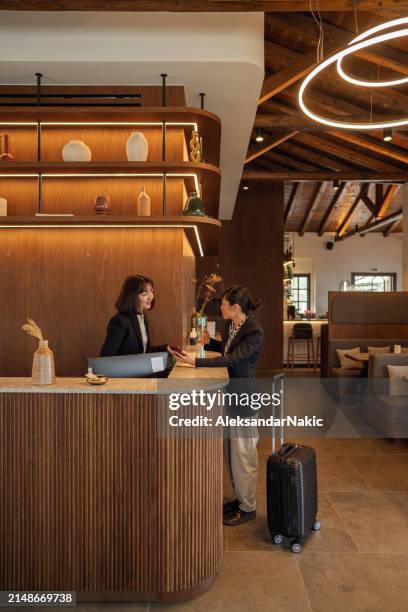 viaggiatore d'affari che effettua il check-in - accettazione foto e immagini stock