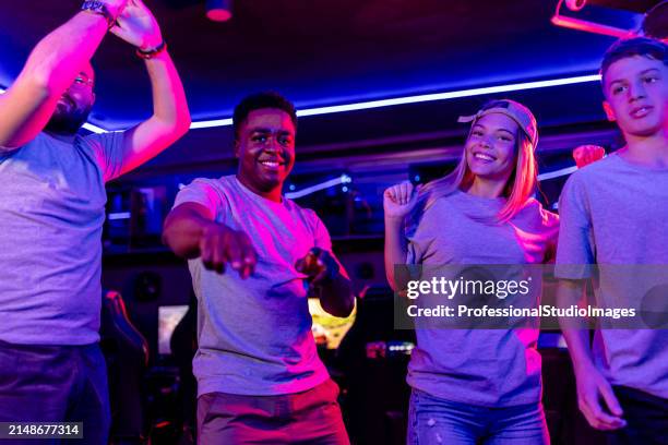 euphoric win rallies gamers across generations - massen online gemeinschaftsspiel stock-fotos und bilder