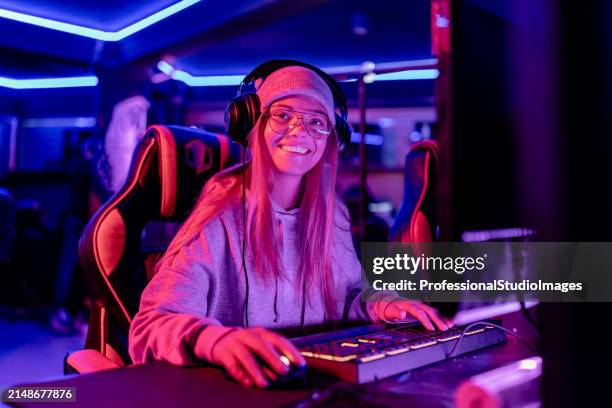 adolescente segura de sí misma en el mundo de los juegos de esports - videojugador fotografías e imágenes de stock