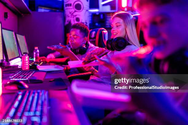 pizza-party im herzen des esports-turniers - massen online gemeinschaftsspiel stock-fotos und bilder