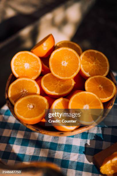 bowl of halved oranges - laranja imagens e fotografias de stock