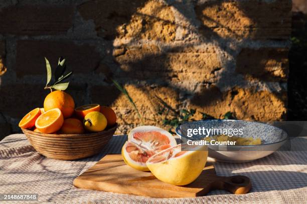 table with oranges and grape fruits - stillleben stock-fotos und bilder