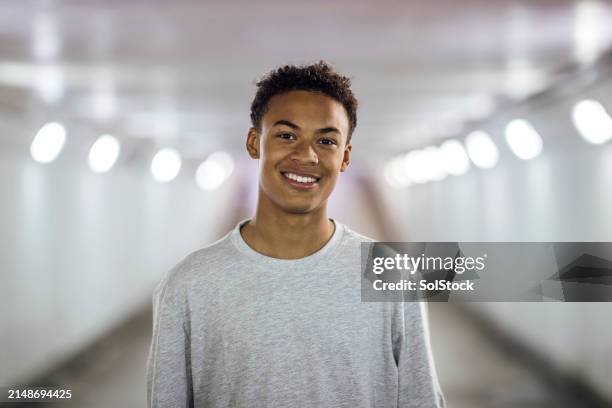 urban portrait - 16 17 years stock pictures, royalty-free photos & images