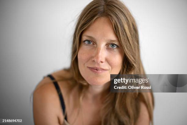 portrait of woman with long blond hair - menschliches alter stock-fotos und bilder