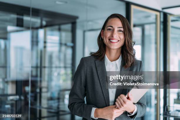 confident businesswoman in modern office. - genialidad fotografías e imágenes de stock