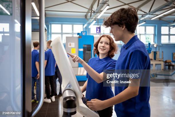 chico y chica adolescentes que operan la máquina cnc - aprendiz fotografías e imágenes de stock