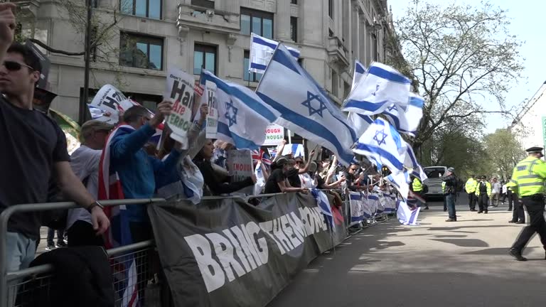 GBR: Rival Gaza protests in London