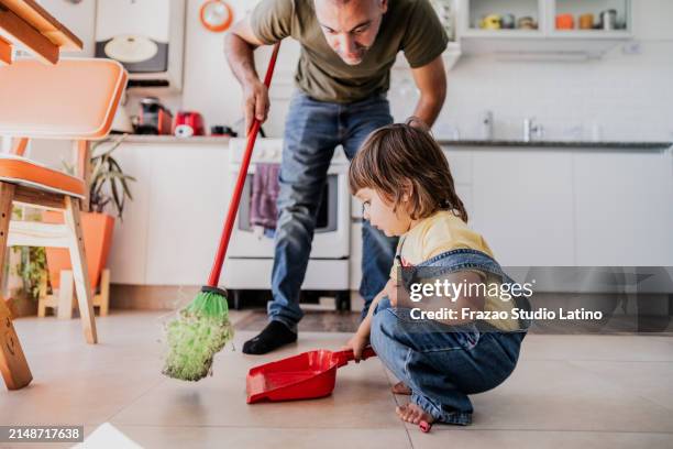 father and daughter cleaning the kitchen at home - afazeres domésticos imagens e fotografias de stock