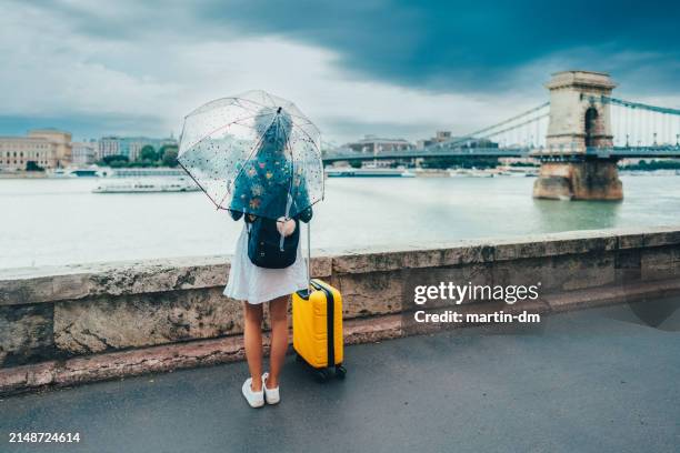 tourist woman exploring europe - harde wind stockfoto's en -beelden