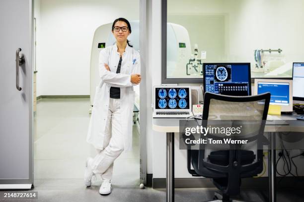 confident female radiologist in medical imaging center - radiologue photos et images de collection